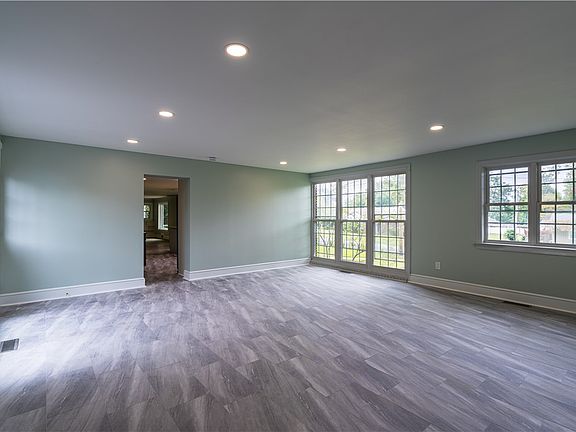 5th image of 503 Southway St