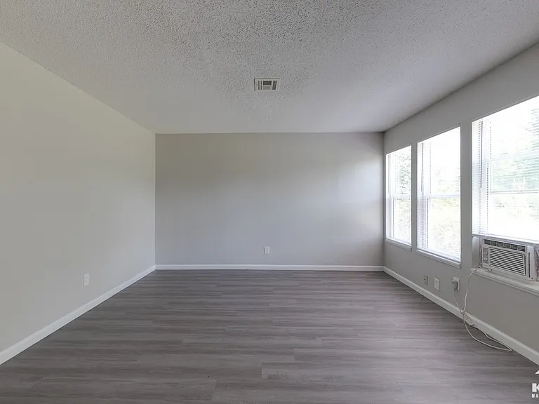 1322 N Kansas St — Photo 7