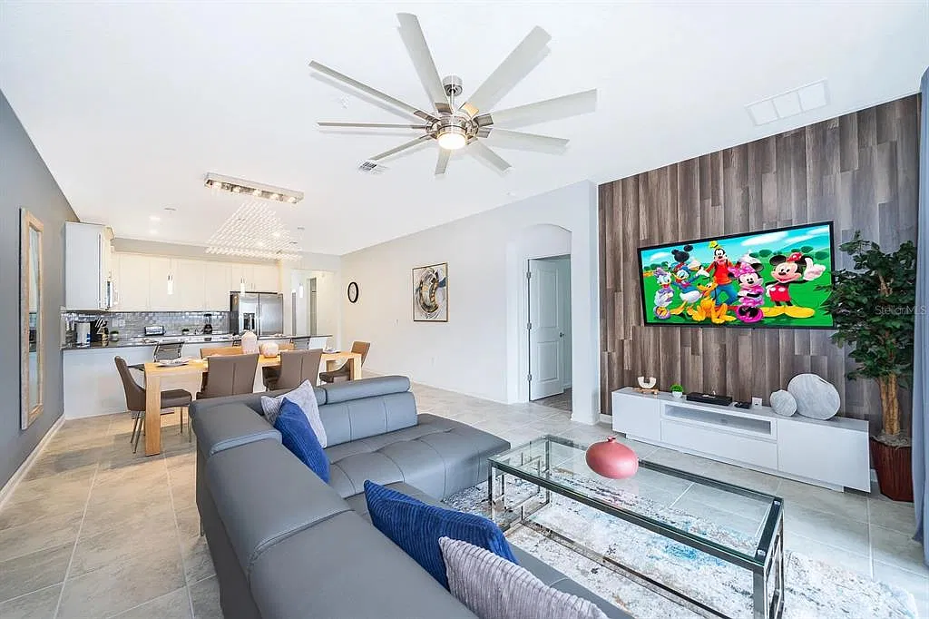 3 bed, 2.0 bath, 1788 sqft, $2,300 — Photo 2