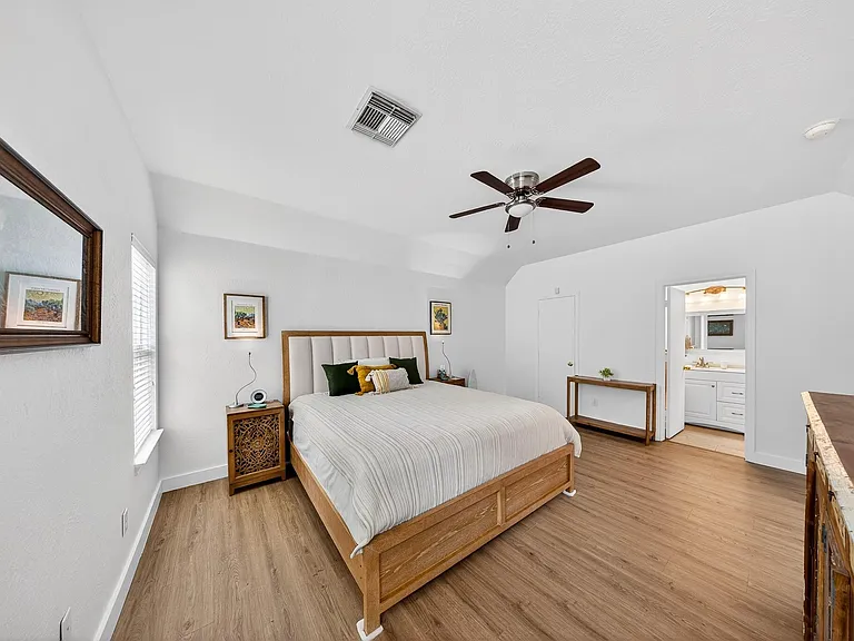 1318 Dennis St — Photo 3