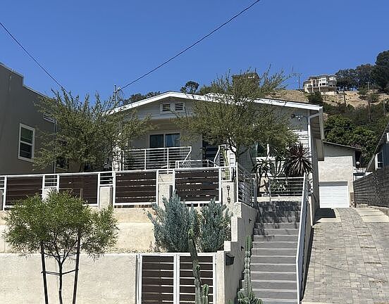 2nd image of 919 Isabel St