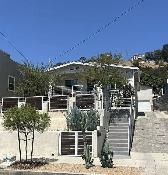 919 Isabel St — Photo 2