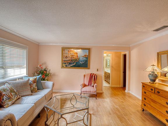 5th image of 557 Hand Ave