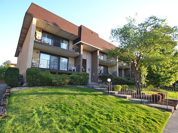 3rd image of 4015 W 93rd St APT 1e