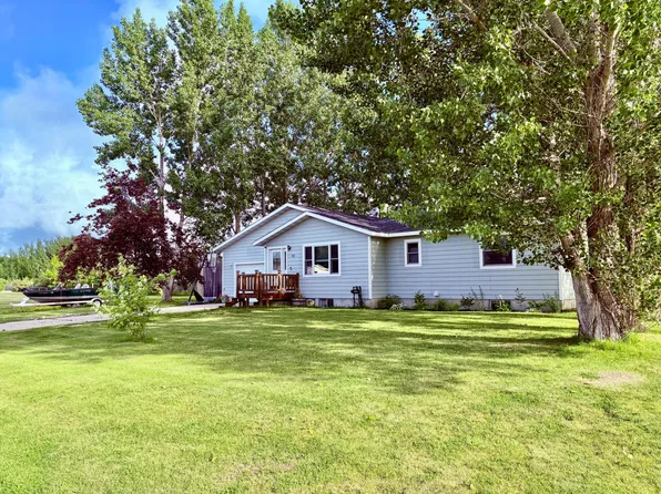 305 Lincoln Ct SW, Warroad, MN 56763