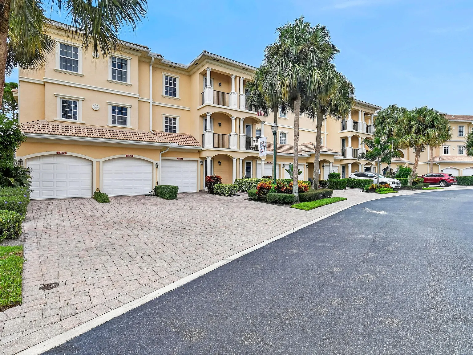 3 bed, 3.0 bath, 1892 sqft, $3,000 — Photo 3