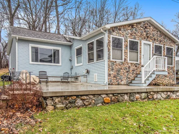 1015 Guinan Dr, Chelsea, MI 48118