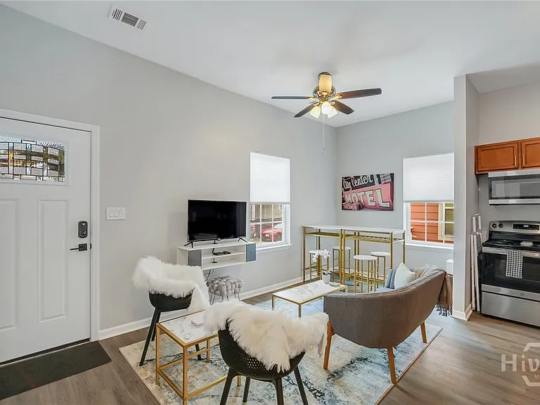 323 W 31st St #2 — Photo 7