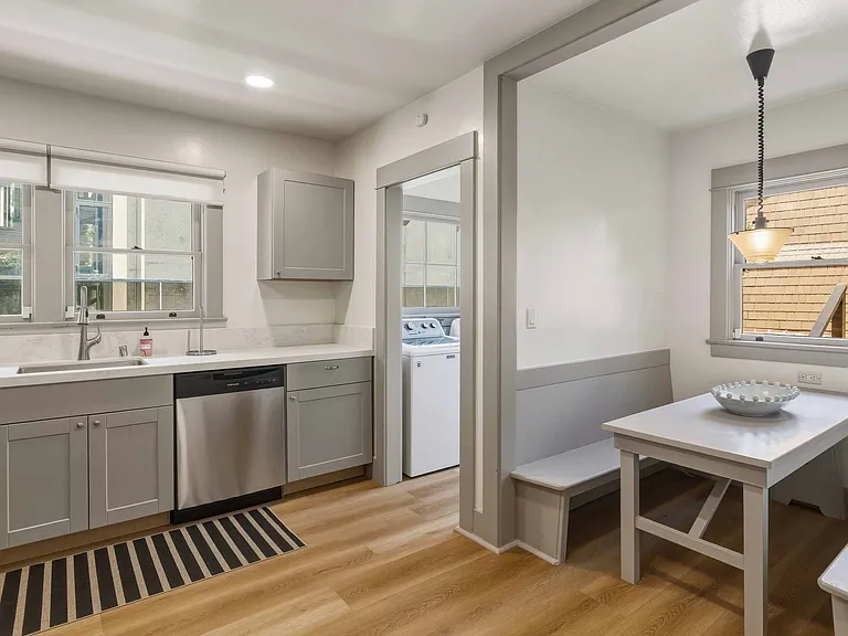 1808 The Strand — Photo 25