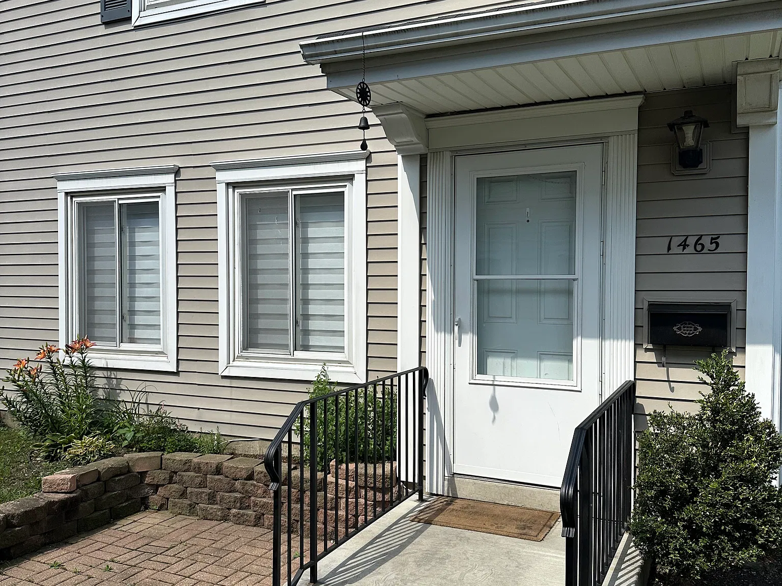 1465 Cove Dr — Photo 2
