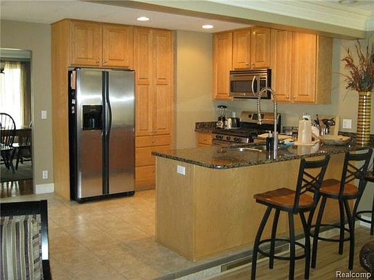 3rd image of 721 Tanglewood Dr
