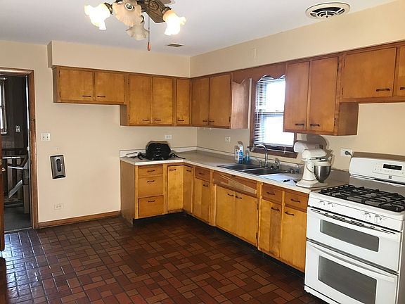 4th image of 2807 Commercial Ave