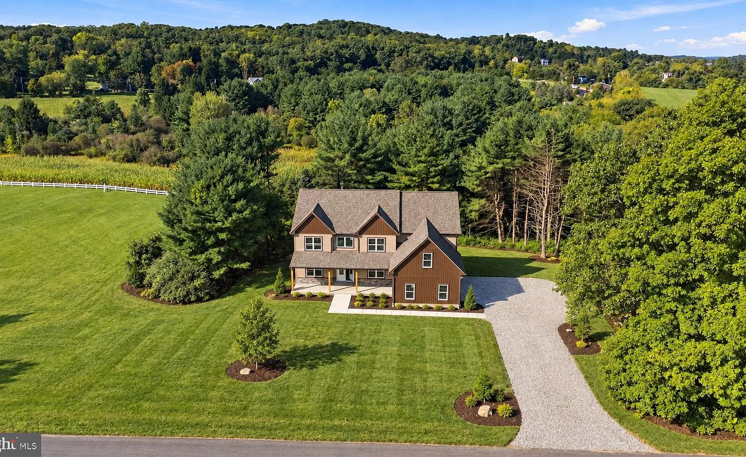 5 bed, 4.5 bath, 6134 sqft, $8,500 — Photo 1