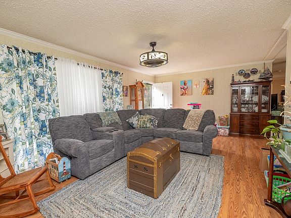 4th image of 211 Lincoln St