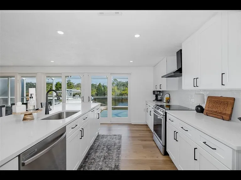 1166 Chancellor Dr — Photo 2