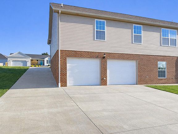 3rd image of 220 Oak Ridge Dr