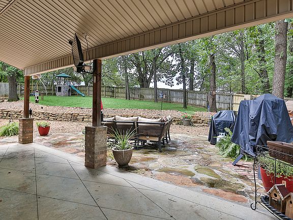 3rd image of 6 Roberts Dr