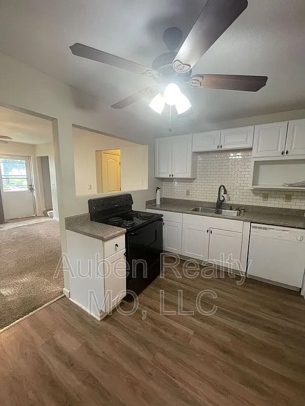 3 bed, 2.0 bath, 1000 sqft, $1,795 — Photo 2