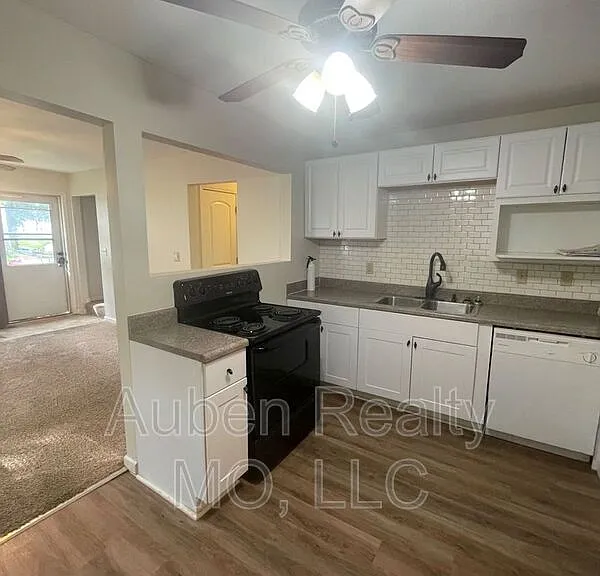 667 Thornton St — Photo 2