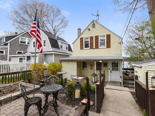 18 Woodbine Ave, Pembroke, MA 02359