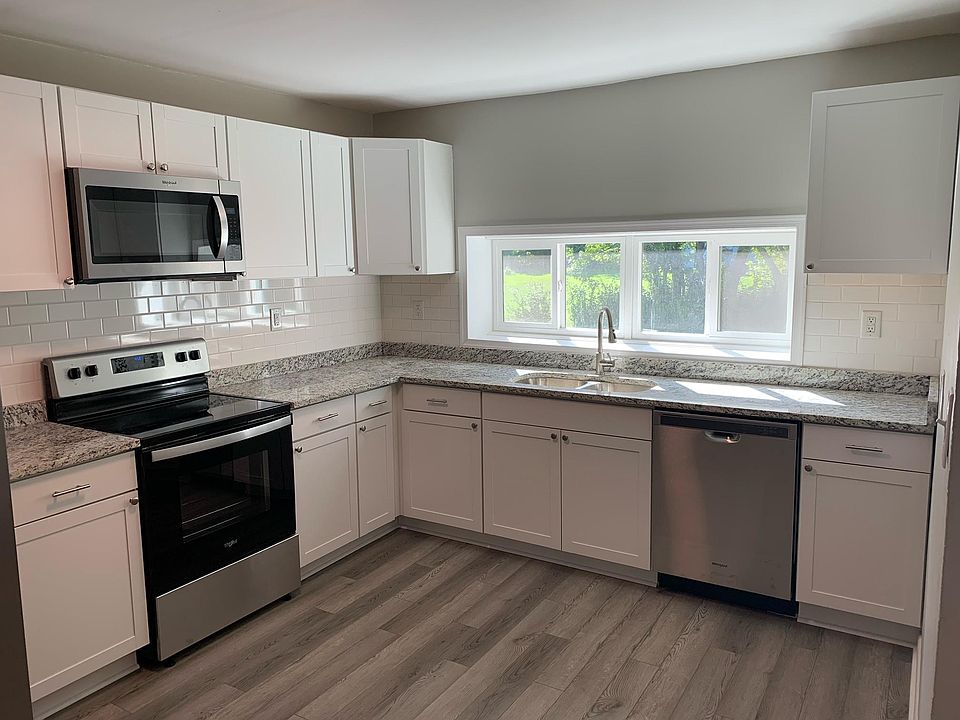 Kitchen w/new appliances, granite countertops, new cabinets and tile backsplash