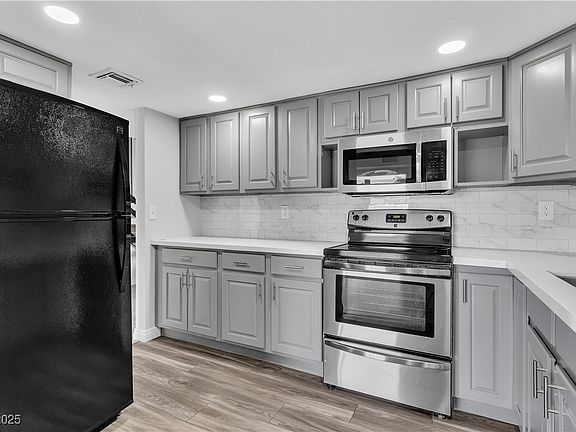 2nd image of 808 N Torrey Pines Dr