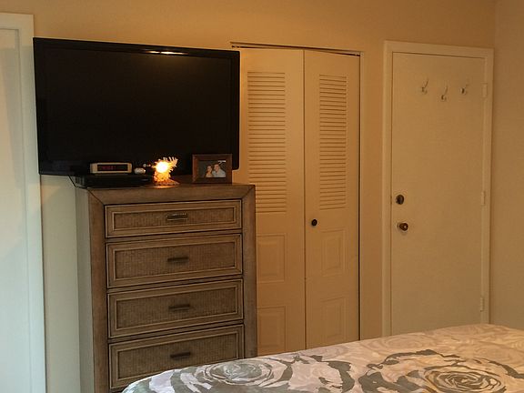 TV hung by License electrici