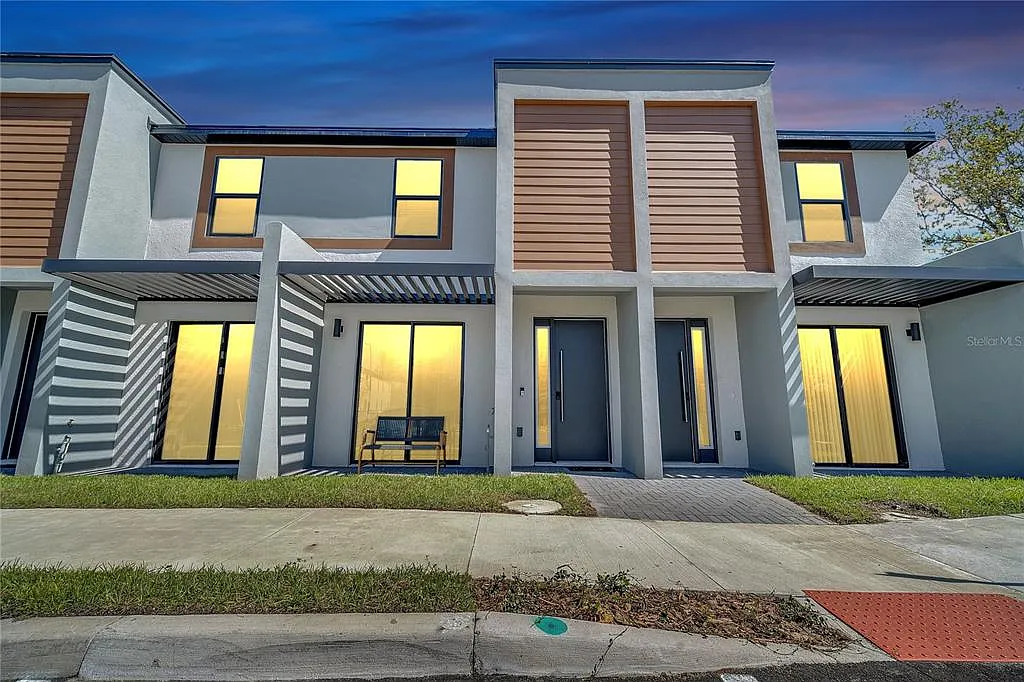 3 bed, 3.0 bath, 1360 sqft, $2,500 — Photo 1