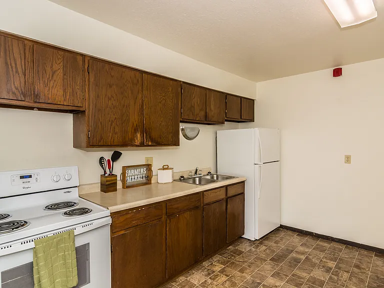 Grand Forks, ND Stanford Court Apartments | Kitchen