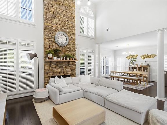 4th image of 303 Declaire Way NE