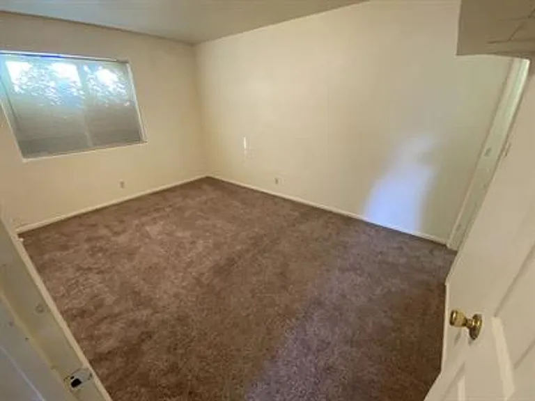 1213 Spear Ave — Photo 10
