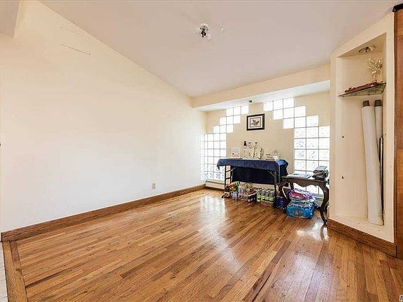 3rd image of 127 Willis Ct