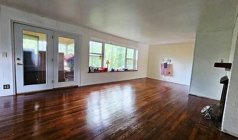 313 W Outer Dr — Photo 4