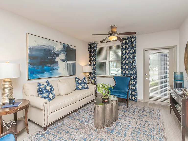 Sola South Lux Apartments — Photo 15