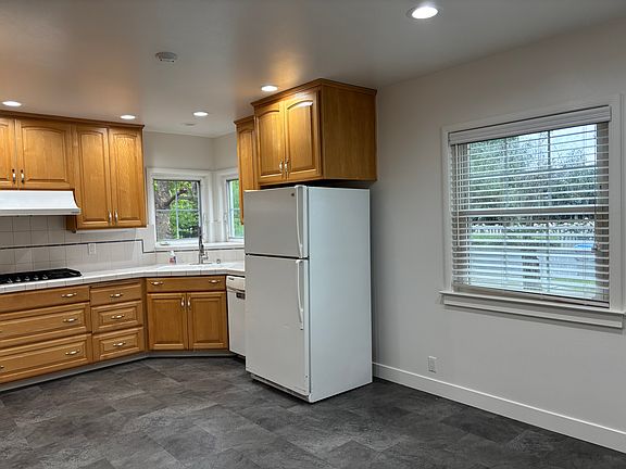 5th image of 977 Patricia Way