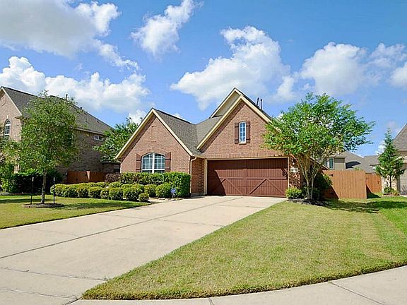 Single story, all brick home is located on large lot and cul