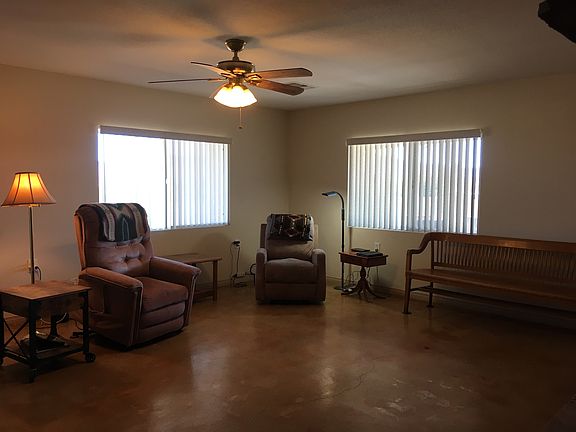 Living Room (18'3" x 18'8")