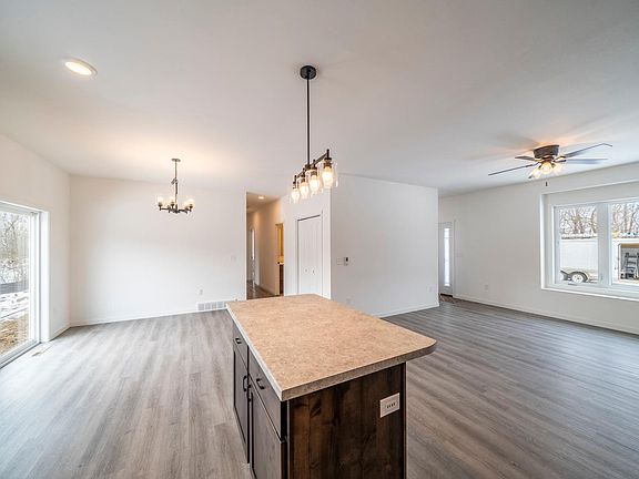5th image of 465 Oak Cir