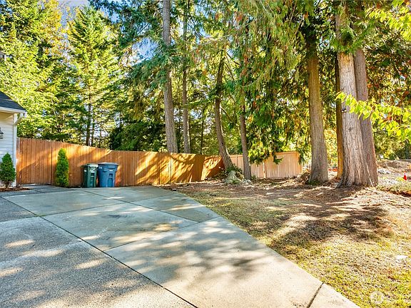 5th image of 11923 207th Avenue E