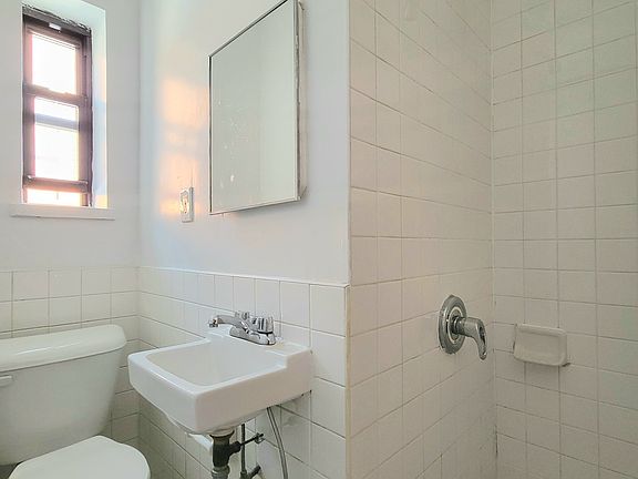 5th image of 130 E 4th St APT 3