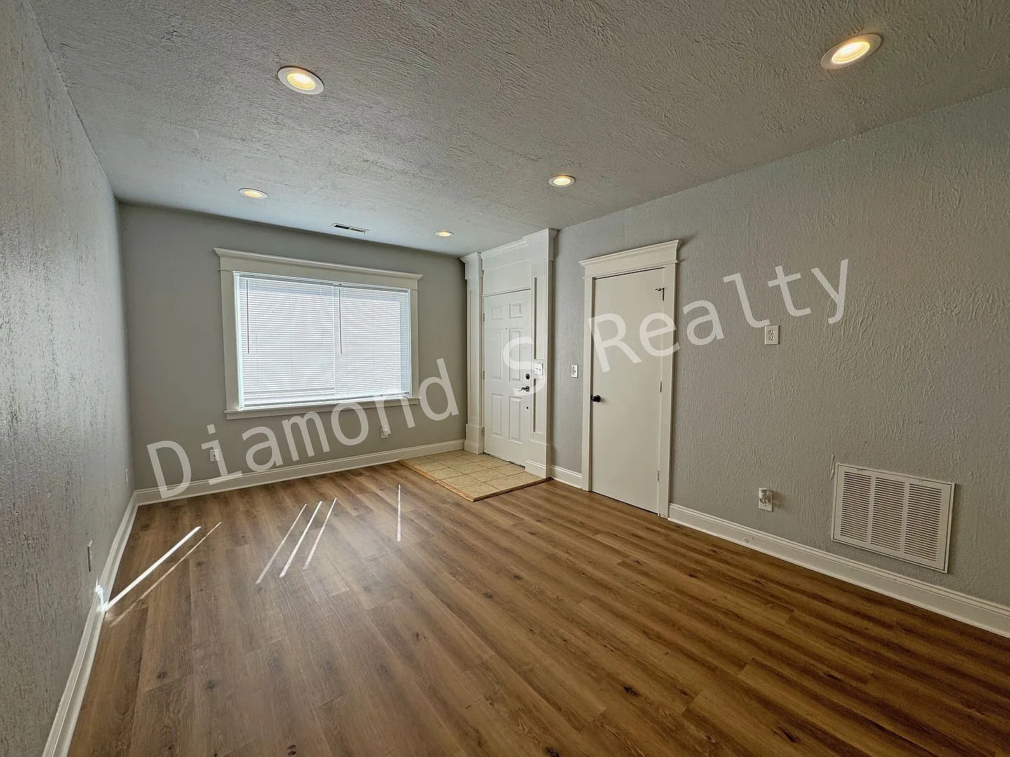 Charming 2 Bedroom/2 Bathroom House Coming Soon! — Photo 3