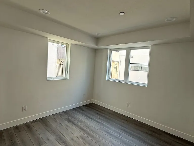 1150 W 38th St — Photo 12