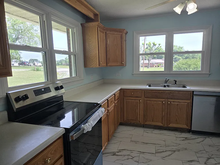 507 Robinson Dr — Photo 3