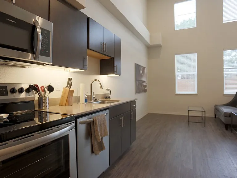 7180 N Leavitt Ave — Photo 5