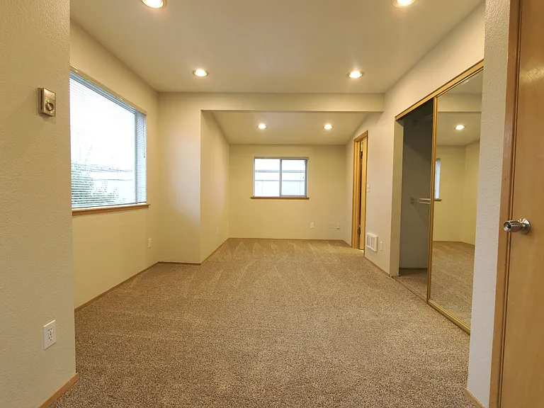 547 NE Ravenna Blvd — Photo 10