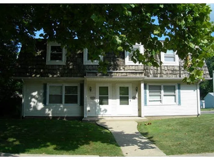 1004 Crescent Dr photo 1