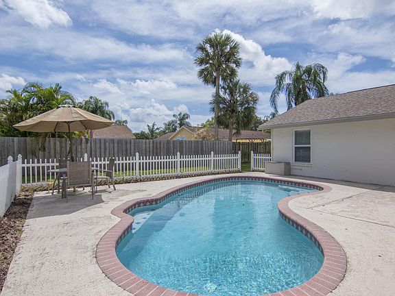 3rd image of 746 NW 41st Way