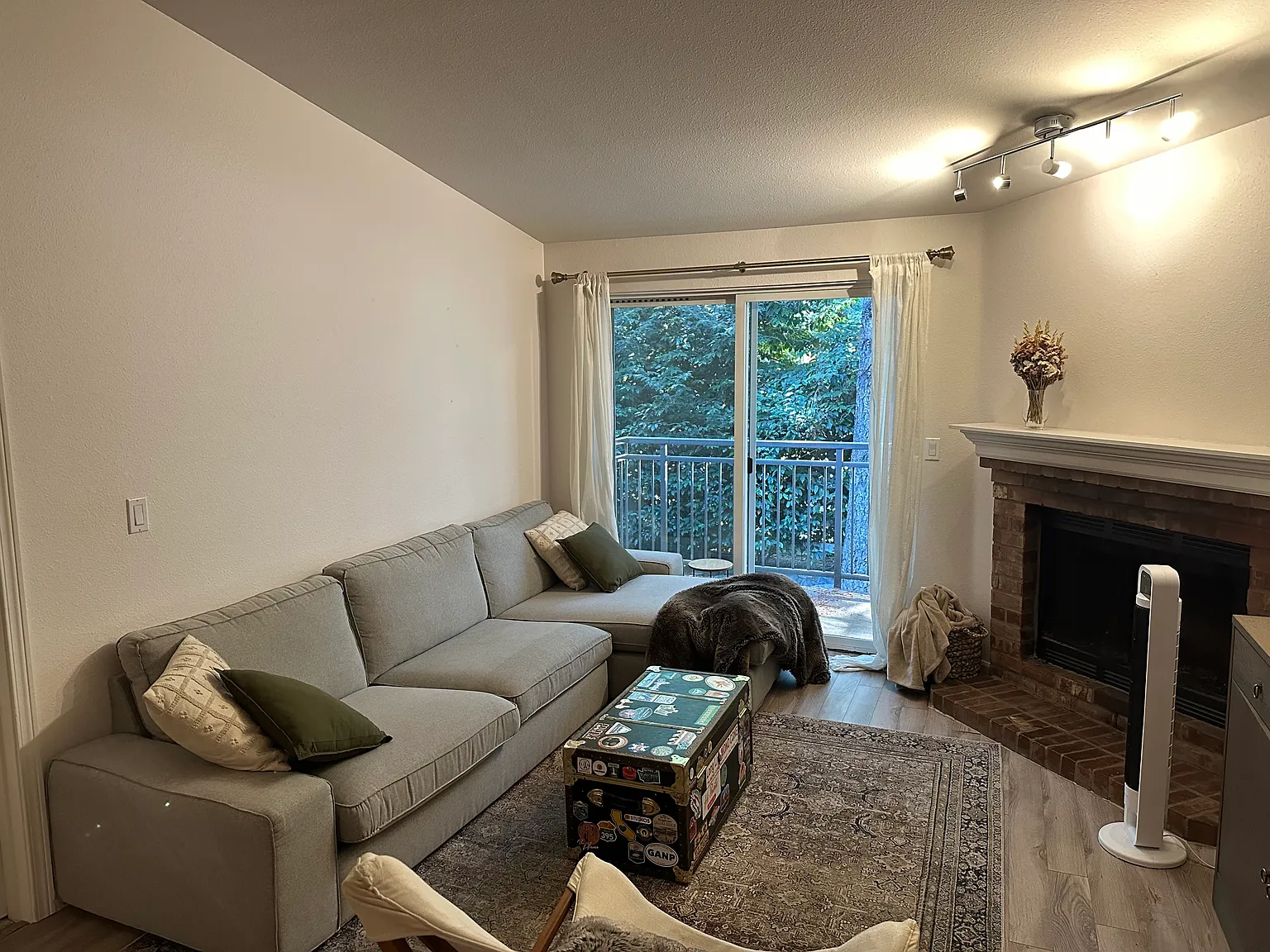 2 bed, 979 sqft, $2,600 — Photo 2