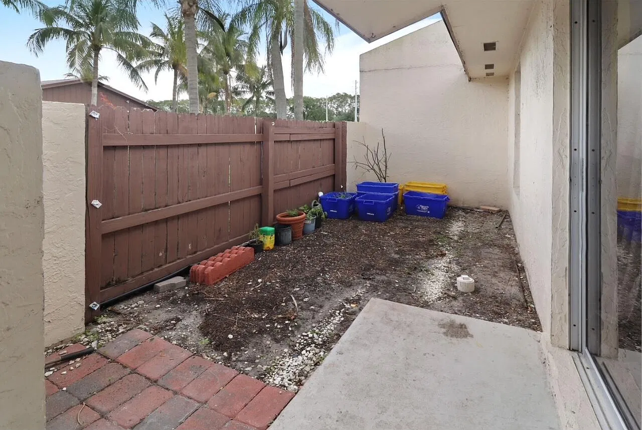 3 bed, 2.0 bath, 1050 sqft, $2,400 — Photo 4