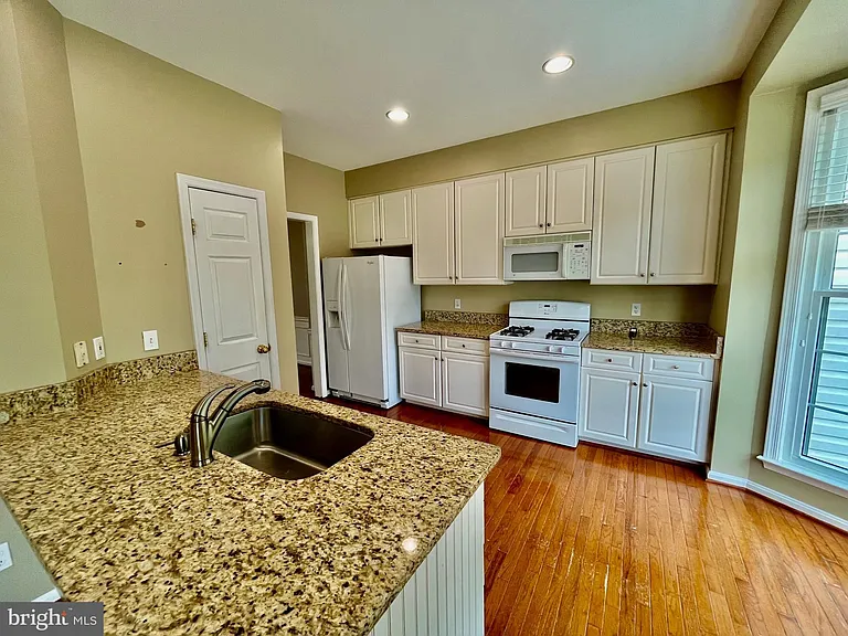 7504 Lamoyne Ct — Photo 17